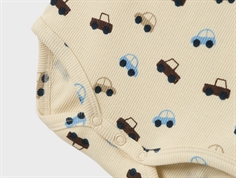 Trykknaplukning i råhvid langærmet body med print af biler fra Name It 13240587 summer sand